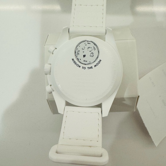 NIB OMEGA X Swatch Snoopy Mission to the Moonphase White - Picture 8 of 16